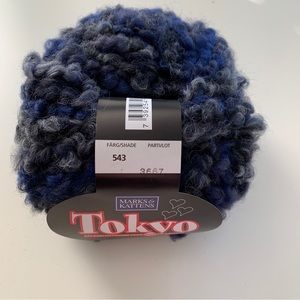 NWT - lot of 20 skeins of black/dark blue yarn